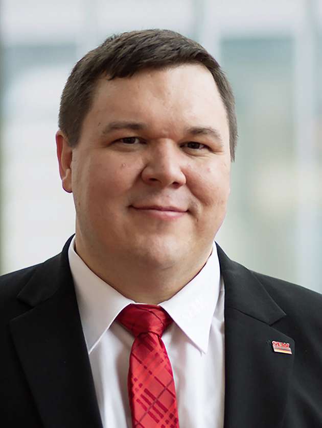 Hans-Joachim Müller, Marktmanager für Antriebselektronik, SEW-Eurodrive: „Dieses Jahr haben wir gleich mehrere energieeffiziente Lösungen exemplarisch in eine Verpackungsmaschine verbaut und auf den Stand gebracht. Die Maschine wurde um einen Energiespeicher und dem Movokit PowerAndEnergy erweitert. Das ermöglicht ein intelligentes Energiemanagement. Statt der bisher mit Druckluft ausgeführten Formatverstellung wurde jetzt ein Verstellantriebs-System eingesetzt; die Maschine braucht nur noch einen Bruchteil der Energie, ist robuster gegenüber Netzstörungen und kann einfacher sowie flexibler in die Produktionsumgebung integriert werden. Trotz der erheblichen Umbauten konnte die Entwicklungs- und Inbetriebnahmezeit durch Einsatz der standardisierten StarterSET kurz gehalten werden. Ein Besuch lohnt sich!“