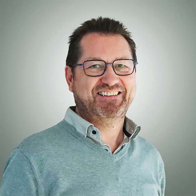 Hans Vetter, Leiter Integriertes Qualitätsmanagement & Nachhaltigkeit, Netzsch Pumpen & Systeme: „Wir bei Netzsch Pumpen & Systeme legen größten Wert auf Nachhaltigkeit und Energieeffizienz. Wir arbeiten kontinuierlich an neuen Entwicklungen und wählen unsere Lieferanten auch nach dem Product Carbon Footprint (PCF) aus. Für jeden Pumpentyp berechnen wir den PCF. Der größte Anteil der Cradle-to-Gate-Emissionen stammt zu 95 Prozent von den eingekauften Materialien, die für die Pumpenherstellung benötigt werden, allen voran vom Stahl. Mit der Neuauflage des Energieeffizienzgesetzes (EnEfG) spielt das Thema Energieeffizienz auch bei unseren Kunden eine immer größere Rolle. Durch verschiedene CO2-neutrale Materialien und den Einsatz energieeffizienter Motoren IE5 kann der PCF bei Pumpen wesentlich gesenkt werden. Mithilfe von „grünem Stahl“ werden wir zukünftig noch nachhaltigere Produkte herstellen.“