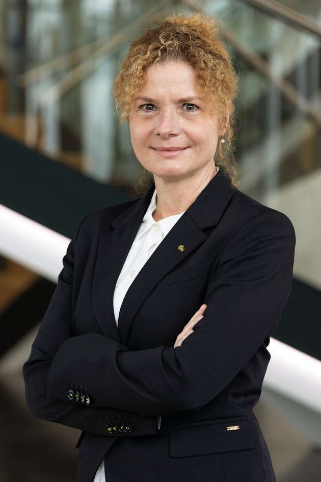 Martina Ekert, Marketingleitung, Kaeser Kompressoren: „Mehr Druckluft mit weniger Energie – das ist seit Jahrzehnten in unserer DNA und unsere tägliche Motivation. Unsere Druckluftlösungen für die Lebensmittel- und Getränkeindustrie tragen dazu bei, die bestmögliche Energieeffizienz für jede einzelne Druckluftstation zu erreichen. Eine Kette ist nur so stark, wie ihr schwächstes Glied. Deswegen müssen die einzelnen Komponenten der gesamten Druckluftstation so effizient wie möglich sein. Im Fokus unserer Neuentwicklungen stehen immer Effizienz, Zuverlässigkeit und Wirtschaftlichkeit sowie die auf den Kunden maßgeschneiderte Planung der Druckluftstation durch unsere Experten. Das reduziert die Energiekosten und den CO2-Fußabdruck des Lebensmittel- und Getränkeherstellers.“