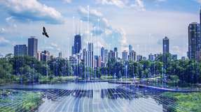 OpenBlue kann die Emissionseinsparung nochmal deutlich verbessern, indem es Sensoren, Edge-Computing, Cloud-Konnektivität und KI-Analysen nutzt, um Systeme zu vernetzen und so Gebäude, Quartiere und ganze Städte zu verbessern. 