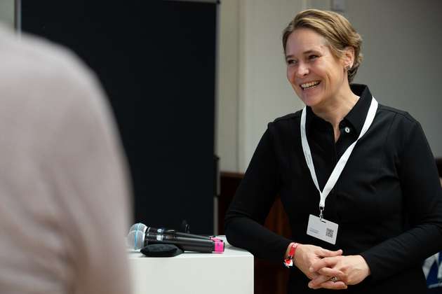 Barbara Deml, Leiterin des Instituts für Arbeitswissenschaft und Betriebsorganisation am KIT, beim World Café der Plattform lernende Systeme