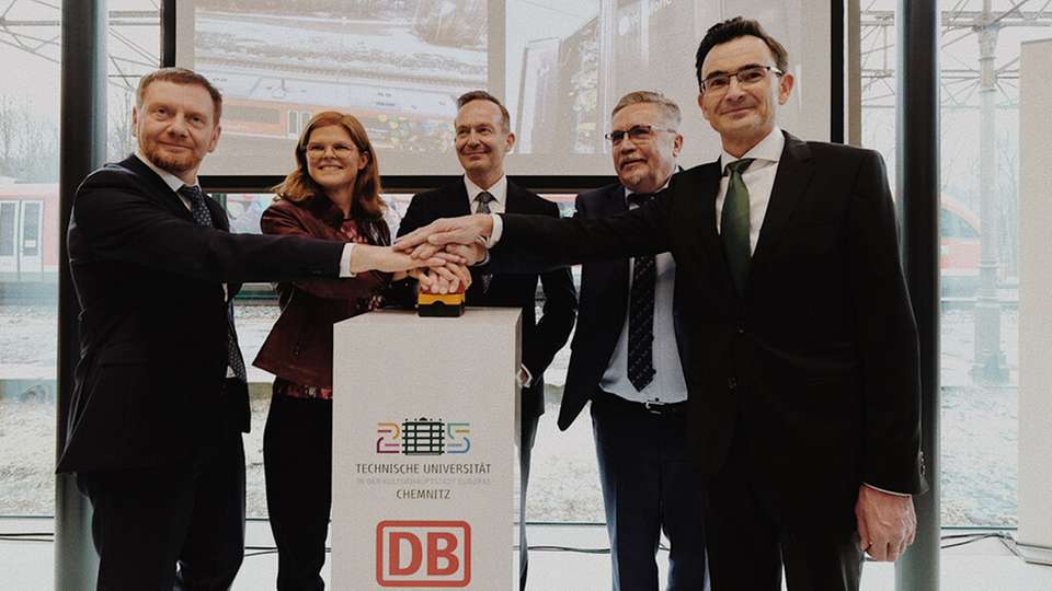 Sachsens Ministerpräsident Michael Kretschmer (von links), Dr. Daniela Gerd tom Markotten, Vorständin für Digitalisierung und Technik der Deutschen Bahn, Dr. Volker Wissing, Bundesminister für Digitales und Verkehr, Rolf Schmidt, Oberbürgermeister der Stadt Annaberg-Buchholz, und Prof. Dr. Gerd Strohmeier, Rektor der TU Chemnitz, setzten die 5G-Infrastruktur mit einem symbolischen Knopfdruck in Betrieb.