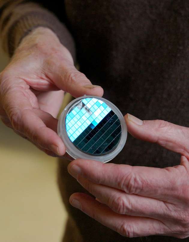 Ein einkristalliner Siliziumkarbid-Wafer, der in quadratische Chips geschnitten wurde.