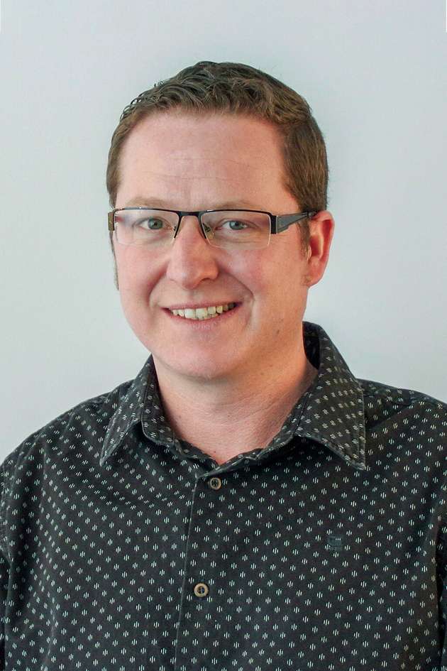 Christopher Winter, Produkt- und Applikationsmanager BU Pharma, Food & Biotech, Gemü: „Um den gestiegenen Anforderungen hinsichtlich Hygiene, Performance und Effizienz bei der Abfüllung von Lebensmitteln, Getränken und Pharmazeutika gerecht zu werden, hat Gemü ein völlig neues Dichtkonzept für Füllnadel-/Füllrohrsysteme auf den Markt gebracht. Auf Basis der Hochleistungsantriebe Gemü F40 und F60 wurde die bewährte Plug Diaphragm Dichttechnologie um eine neue Variante mit einem im Sinterprozess eingepressten Edelstahlgewinde zur Adaption einer Füllnadel erweitert. Dadurch ist eine hermetische Abtrennung zwischen Antrieb und Medium sichergestellt und eine Kontamination des Mediums kann komplett ausgeschlossen werden. Gemü liefert damit einen effizienten Lösungsansatz zu einer sicheren, ressourcenschonenden und verantwortungsbewussten Zukunft.“