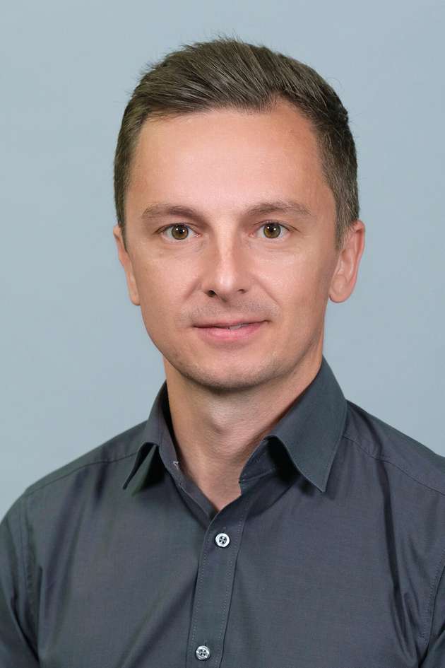 Johann Magej, Team Leader Systemintegration Mechatronic, Gemü: „Die Effizienzsteigerung industrieller Prozesse steht im Fokus moderner Ventiltechnologien. Ein bewährter Ansatz zur Verbesserung liegt im gezielten Einsatz von „intelligenten“ Ventilen. Besonders wichtig ist die Strömungsoptimierung der Ventile sowie die Reduzierung ihres Energieverbrauchs im Normalbetrieb und bei der Reinigung. Die Detektion von Leckagen und eine intelligente pneumatische Steuerung können zu einer Energieeinsparung von bis zu 50 Prozent beitragen. Weiterhin bietet die Integration mehrerer Funktionen und die Elektrifizierung von Ventilantrieben die Möglichkeit, gänzlich auf pneumatische Antriebe zu verzichten und den energieintensiven Reinigungsprozess (CIP/SIP) in einer Anlage zu optimieren.“