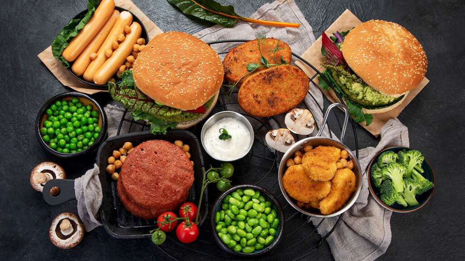 Die Automatisierung ermöglicht Fleisch- und Fleischersatzproduzenten Einsparungen und Effizienzsteigerungen, während die hochpräzise Technologie für Produktqualität sorgt und vor kostspieligen Rückrufaktionen schützen kann. 