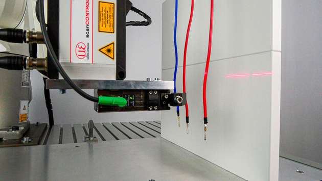 Die schwierige Aufgabe für den Roboter besteht darin, den richtigen Greifpunkt auf einer frei hängenden Leitung zu finden. Der Roboter tastet hierzu mit Hilfe eines Laserscanners das Leitungsende ab und ermittelt den idealen Greifpunkt und Greifwinkel. 