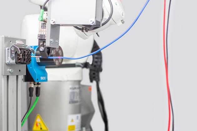 Entsprechende Templates der Robot Programming Suite ermöglichen ein zuverlässiges, kraftgeregeltes Einstecken.