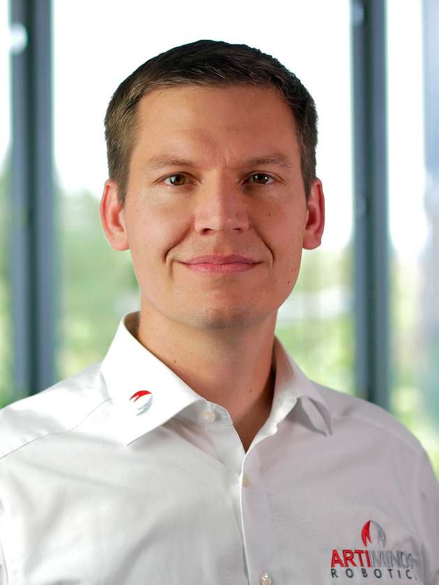 Rainer Jäkel ist CTO bei ArtiMinds Robotics: „Eine wesentliche Aufgabe bei der automatisierten Verarbeitung forminstabiler Kabel oder Leitungen per Roboter ist die smarte Teilezuführung. Hier haben wir in verschiedenen Anwendungen unterschiedliche Ansätze erprobt und können unsere Kunden beraten, welche in ihrem Prozess am besten geeignet sind. “