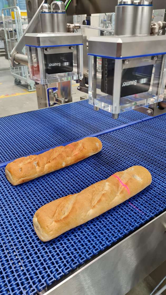 In der automatischen Sandwich-Linie liefert der smarte OXM unter anderem das benötigte Höhenprofil, hier zu sehen an der roten Laserlinie.