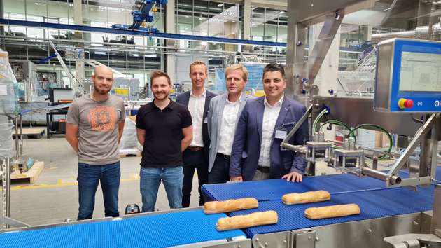 Die Macher der Sandwich-Linie von Weber Maschinenbau (v.l.): Marco Nichau, (Leitung Produktgruppe Automatisierung, Software), Robin Rompf, (Softwareingenieur Automatisierung), unterstützt vom Baumer Support-Team: Dennis Hentschel (Business Development Manager Smart Vision), Reinhard Wulf (Field Sales Engineer), Georgios Kovus (Applikationsingenieur). 