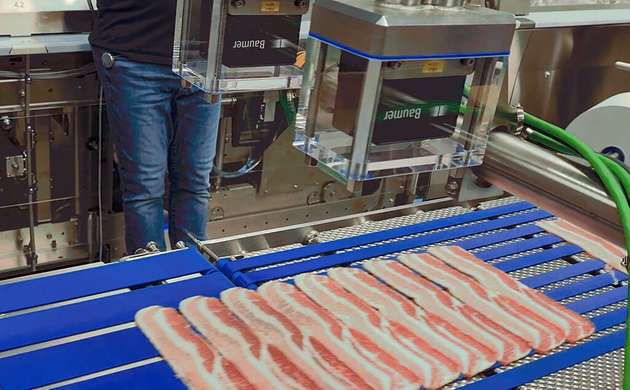 Intelligente Helfer in automatischen Sandwich-Linien: Die smarten 2D-Profilsensoren der Baumer OX-Serie haben nicht nur die Positionen der Brote sicher im Blick, sondern liefern auch die Positionsdaten, um den Aufschnitt seitlich exakt auszurichten. 