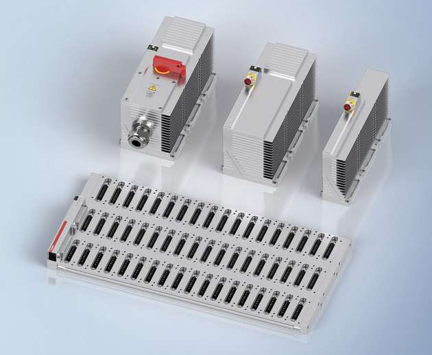 Passend zur jeweiligen Anwendung lassen sich unterschiedliche Baseplates einsetzen – wie hier die neue 3-reihige Ausführung mit ihren Daten- und Leistungssteckverbindern sowie den entsprechenden Funktionsmodulen. 