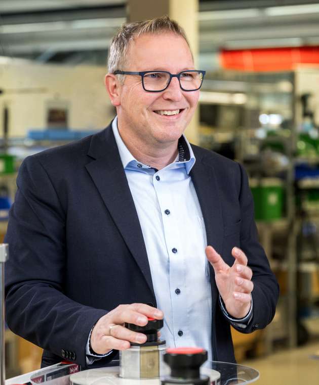 Volker Bluhm, Geschäftsführer, Bluhm Systeme: „Damit Anwender ressourcenschonend und effizient produzieren können, gilt es Fehler und Stillstände zu vermeiden. In diesem Zusammenhang liegt unser großes Augenmerk auf der Zuverlässigkeit und vollautomatischen Eigenkontrolle unserer Kennzeichnungssysteme. Zudem achten wir auf ressourcenschonende und zukunftsfähige Lösungen: Innovative Reinigungssysteme sparen Energie, Module reduzieren Druckluft und Spendesysteme, die Etiketten ohne Trägermaterial aufbringen, vermeiden Abfall. Mit unseren modularen Systemen sind wir maximal flexibel und reagieren schnell auf neue Trends. Auf der Anuga FoodTec präsentieren wir unter anderem eine modular aufgebaute Etikettieranlage für mehrseitige Etikettierung von Produkten sowie Kennzeichnungslösungen mit integrierter Prüffunktion und vorausschauendem Service zur Vermeidung von Produktionsstillständen.“