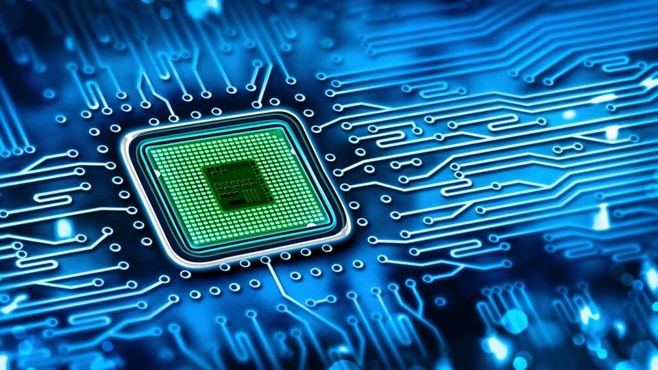 Nicolas-Fabian Schweizer erklärt, dass Europa seine Resilienz in der Mikroelektronik stärken muss, indem es die gesamte Elektronik-Wertschöpfungskette berücksichtigt. Als Vorstandsmitglied des ZVEI weist er darauf hin, dass andere Weltregionen wie China und die USA die strategische Bedeutung von Verbindungstechnik und Elektronikfertigung erkannt haben und diese gezielt fördern