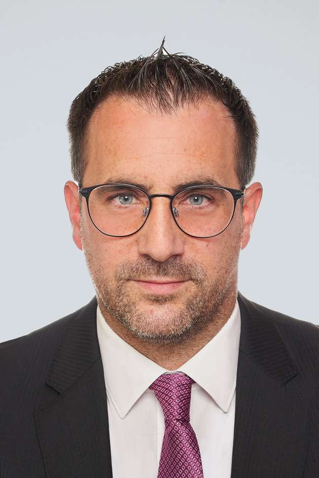 Jochen Gries, Industrie-Applikationsexperte Food & Pharma, Bürkert Fluid Control Systems: „Auf der Anuga FoodTec stellt Bürkert seine energieeffizienten Fluidiklösungen in den Mittelpunkt, mit denen Anwender beachtliche Einsparungen erzielen können. Magnetventile mit der Kick-and-Drop-Technologie ermöglichen insbesondere bei längeren Haltephasen bis zu 80 Prozent Energieeinsparung. Robolux-Multiportventile benötigen etwa 40 Prozent weniger Platz als herkömmliche Ventilverteiler. Das geringe Innenvolumen und die Eliminierung von Totraum beschleunigen die Anlagenreinigung. Durch die Minimierung von Material beim Tube Valve Body wird der Energiebedarf und die Aufheiz- beziehungsweise Abkühlzeiten der Anlagen während der Reinigungs-/Sterilisierungsprozesse reduziert. Die Vending-Magnetventile für Kaffeevollautomaten erlauben eine sichere, einfache und werkzeuglose Wartung direkt vor Ort im Kaffeehaus.“