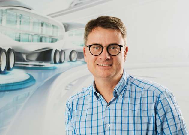 Dr. Mikkel Moerup, Global Segment Director for Food & Beverage,Trelleborg Sealing Solutions: „Trelleborg arbeitet bereits in einer frühen Projektphase mit seinen Kunden zusammen und bringt hochleistungsfähige Werkstoffe sowie Konstruktions- und Simulationswissen ein, um die beste Lösung für hygienische Anwendungen zu finden. Wir entwickeln so gemäß den globalen Standards eigene FoodPro-Werkstoffe für die Lebensmittelindustrie. Unser Ziel ist es, die Sicherheit der Verbraucher zu gewährleisten und die Auswirkungen auf die Umwelt zu reduzieren. Außerdem führen wir regelmäßig Material- und Produkttests in unseren Laboren und Prüfständen durch, was die anschließende Validierung der Anwendung beim Kunden erleichtert. Mit Hilfe unseres Fachwissens in Hygienic Design wird die Reinigung der Anlagen optimiert, wodurch der Wasser- und Energieaufwand bei der Lebensmittelproduktion verringert wird.“