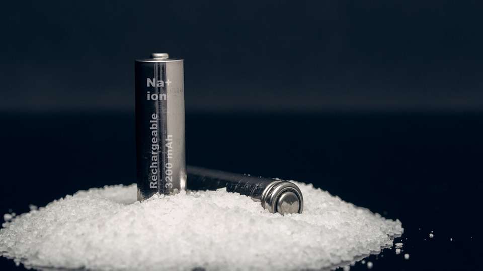 Batterien auf Natrium-Basis haben einen großen Vorteil: Anders als das seltene Lithium, ist Natrium auf der Erde in praktisch unbegrenzter Menge verfügbar.