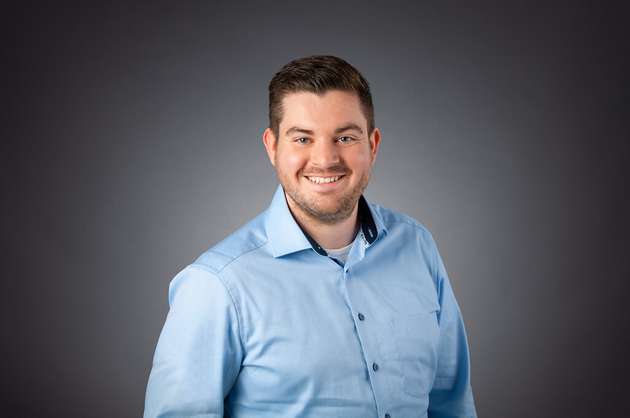 Kai Kluge, Head of Sales, Jauch Quartz: Der Produktfokus bei Jauch Quartz liegt auf Anwendungen für die Automobilindustrie: Die High Temperature-Knopfzellen CR2032HT und CR2450HT erfüllen beispielsweise die Hochtemperatur-Anforderungen von 125°C, die im Automotive-Bereich gelten. Diese Knopfzellen kommen zum Beispiel bei Tyre-Pressure-Monitoring Systemen zum Einsatz. Mit einer präzisen Frequenzstabilität im MHz- und kHz-Bereich bieten die Miniaturquarzen JXS11 P4 und JTX210 eine sehr genaue Zeitmessung für viele Funktionen in Fahrzeugen: die Synchronisierung von Motorsteuerungen, Kommunikationssysteme oder auch die Navigation. Dank ihrer kompakten Größe lassen sich die Taktgeber leicht in die vorhandene Elektronik integrieren.
EW: Halle 3, Stand 349