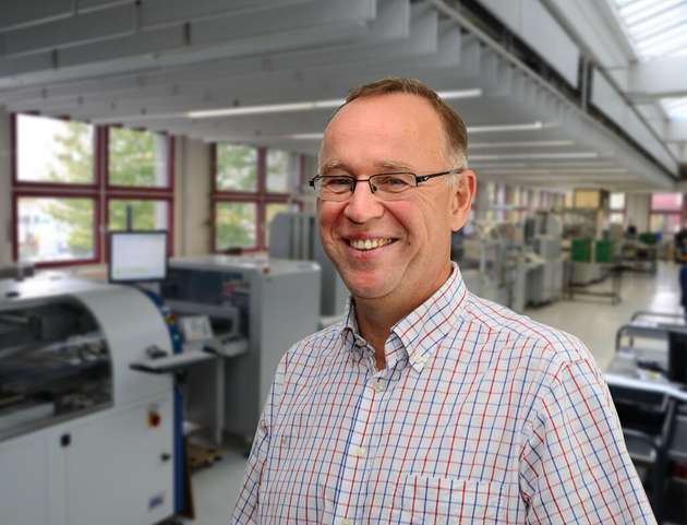 Aksel Saltuklar, CTO, Elma: Mit dem JetKit-Upgrade 3020 bringt Elma Electronic die Rechenpower von Nvidias AGX-Orin-Modul auf die bekannten CompactPCI-Serial Systeme. Gemeinsam mit Partner Dolphin zeigen wir, was mit dieser KI-Leistung in der Industrieautomation alles geht. Passend dazu stellt Elma ein HPC-System auf Basis von CompactPCI Serial mit PCIe-Switching und einer cleveren Flüssigkeitskühlung vor. Als drittes Highlight präsentieren wir ein System auf Basis der neuen PICMG-Spezifikation Modblox7, die Box-PCs dank ihres modularen Ansatzes ein bahnbrechendes Maß an Flexibilität und Interoperabilität verleiht.
EW: Halle 3, Stand 140