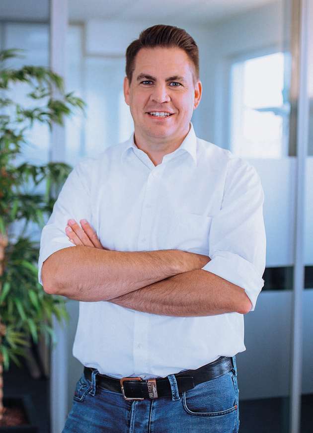 Thomas Windeck, Leitung Vertrieb, CTX Thermal Solutions: Bei uns bedeutet Innovation, die Anforderungen der Kunden immer perfekt umzusetzen. Dafür bieten wir eine Vielzahl von Herstellungsverfahren zur Realisierung der unterschiedlichsten Kühlkörper an – denn Lösungen von der Stange für eingebettete Systeme gibt es nicht! Die CTX-Produktpalette an Kühlkörpern für eingebettete Systeme reicht von Heatspreader-Lösungen mit integrierten Heatpipes, über Kühlkörper mit Kupfer-Inlay zur direkten Installation am Hotspot bis hin zu löt-, clip- oder schraubbaren Leiterplattenkühlern (Finger-, Aufsteck- oder Kleinkühlkörper) für alle gängigen Halbleitergehäuse. Speziell für IPC liefern wir auch maßgeschneiderte Elektronikgehäuse aus Metall.
EW: Halle 3A, Stand 334