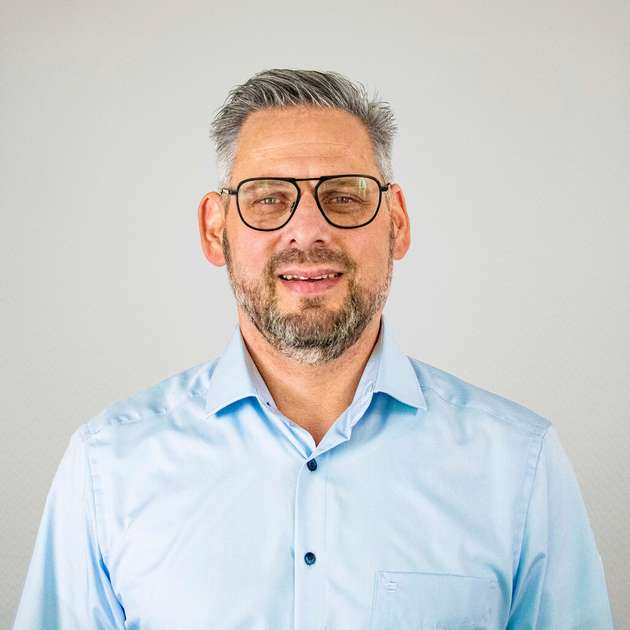 Tim Henrichs, Vice President Marketing, Congatec:  Congatec zeigt auf der Embedded World zahlreiche neu Computer-on-Modules. Dazu zählen auch neue Module mit Intel Core Ultra-Prozessoren und KI-Integration sowie zwei mit Spannung erwartete embedded world Premieren, die auf innovativer Low-Power- und High-Performance x86-Prozessortechnologie basieren. Bei den Präsentationen stehen Leistungssteigerung, Energieeffizienz sowie vor allem die Integration neuartiger IIoT- und Sicherheitsfunktionen im Blickpunkt. Derartige Funktionen waren bisher in keinem Computer-on-Module (COM) enthalten. Sie werden nicht nur die Anwendungsmöglichkeiten von COMs erheblich erweitern sondern auch eine besonders effiziente und zuverlässige Entwicklung moderner,multifunktionaler und umfassend vernetzter Embedded- und IIoT-Systeme ermöglichen.
EW: Halle 3, Stand 241