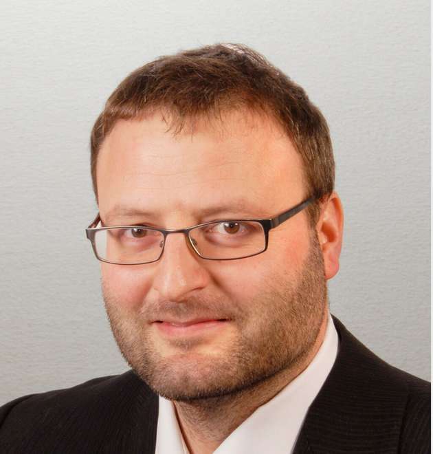 Dieter Kiermaier, Engineering Manager Central Europe, Arrow Electronics: Arrow Electronics zegt Lösungen rund um die technologischen Megatrends Electrification of everything, Smart Everything, Energiemanagement sowie autonome Maschinen und KI. Experten von Arrow diskutieren Technologien, die für innovatives Embedded Design und Entwicklung benötigt werden – von Mikrocontrollern und Prozessoren über drahtlose Module und Sensoren bis hin zu Stromversorgungslösungen, passiven Komponenten und Steckverbindern sowie Cloud Services. Der Engineering Services Anbieter eInfochips von Arrow zeigt ein Referenzdesign für ein Hochspannungs-Energiespeichersystem mit funktionaler Sicherheitszertifizierung, einen autonomen mobilen Roboter, ein Ladesystem für Elektrofahrzeuge sowie künstliche Intelligenz für Consumer-Anwendungen. Ein weiteres Thema sind die bestehenden und zukünftigen Vorschriften zur Cybersicherheit und deren Auswirkungen auf Embedded-Systeme.
EW: Halle 4A, Stand 342