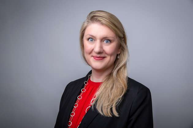 Gabriele Eder, Head of Manufacturing, Industrial & Automotive Germany, Google Cloud: Künstliche Intelligenz beflügelt die Fantasie und verspricht eine Revolution der Produktion. Aber: Der Hype um Generative KI führt auch oft dazu, dass kurzfristige „Wunderwirkungen“ überschätzt werden, während der nachhaltige, tiefgreifende Wandel unterschätzt wird. Erprobte Anwendungsfälle wie Qualitätssicherung, Wartung und Lieferketten-Optimierung ermöglichen es, sowohl wertvolle Erfahrungen mit KI zu sammeln, als auch eine Daten- und KI-Plattform zu etablieren. Dies bildet die Grundlage für eine unternehmensweite Daten-Strategie und bildet das Rückgrat für die kontinuierliche Weiterentwicklung und Skalierung von KI-Lösungen in der Produktion. Nur so können Unternehmen flexibel neue Chancen nutzen und die Potenziale von KI auch in Zukunft schnell realisieren. Kurzum: Für das Wunderbare planen – und das Machbare umsetzen.