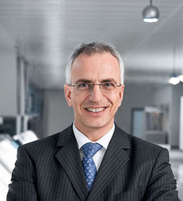 Eberhard Klotz, Global Sales Director Industry 4.0 and Digitalisation, Festo: Unsere Erfahrung aus hunderten von erfolgreichen KI-Projekten bestätigt: Realistische Erwartungen und konkrete Aufgaben, verbunden mit einem hohen Maß an Domain Know-How, sind die Basis des Erfolgs. Dabei kann „kleine Ursache – große Wirkung“ ein Schlüssel sein: Dann lohnt sich unter Umständen die Überwachung eines einzelnen Antriebs oder Subsystems in der Maschine. Wer pauschal „einfach so“ alle Daten sammelt und einen Data Lake füllt, braucht sich über fehlenden Erfolg nicht wundern. Festo bietet deshalb innerhalb seines Portfolios „Festo AX: Industrial Intelligence“ Standard-KI-Apps an, die sich sofort für die Komponentenüberwachung nutzen lassen. Dazu erprobte KI-Lösungspakete, die mit geringer Anpassung Erfolge in komplexeren Subsystemen bringen