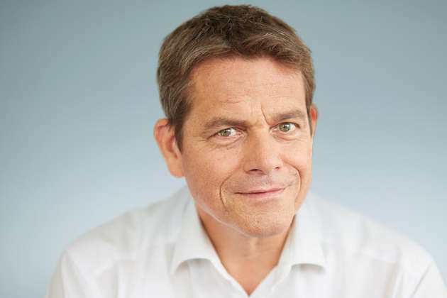 Dr. Frank Lennings, Leitung Fachbereich Unternehmensexzellenz, ifaa – Institut für angewandte Arbeitswissenschaft: Bilderkennung, Robotik und Zustandsüberwachung sind bereits häufige Einsatzbereiche für KI. Teilweise können Anwender hier standardisierte technische Lösungen selbständig an ihre betrieblichen Belange anpassen. In vielen anderen Einsatzbereichen ist die Entwicklung noch nicht so weit fortgeschritten. Dennoch sind sie für die meisten Unternehmen kein Tabu. Eine Erhebung des ifaa ergab, dass sich die Einsatzbereiche umgesetzter oder geplanter KI-Lösungen keineswegs nur auf die Fertigung beschränken. Sie umfassen unter anderem ebenso die Bereiche Logistik, Einkauf, Administration, Personal und Entwicklung. Ausschlaggebend für den KI-Einsatz sollte dabei nie der Glaube an Wunder sondern immer eine qualifizierte Abwägung von Aufwand und Nutzen sein.