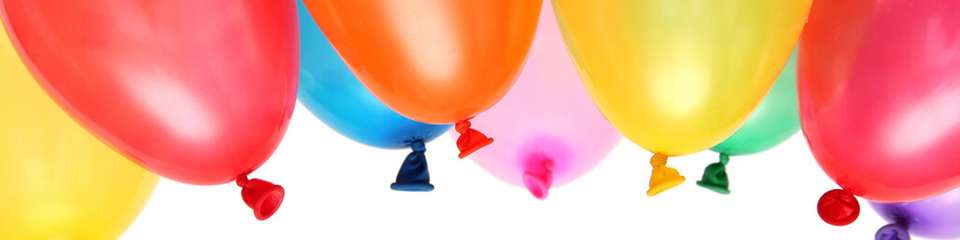 Bunte, mit Helium gefüllte Luftballons halten alles dicht.