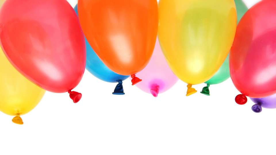 Bunte, mit Helium gefüllte Luftballons halten alles dicht.