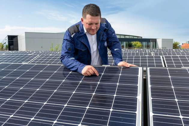 Erfahrene Experten entdecken bei einer ersten Inaugenscheinnahme bereits ertragsmindernde Faktoren wie Schmutz oder schattenwerfende Pflanzen - mitunter aber auch schon oberflächliche Schäden an den Zellen.