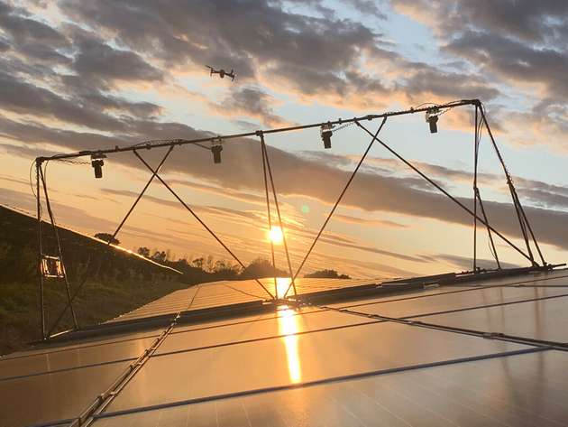 Prüfung im Echtbetrieb: Für EL-Messungen werden Kameras auf einem Rahmen montiert, um einen gleichmäßigen Abstand zu den Modellen zu gewährleisten. 