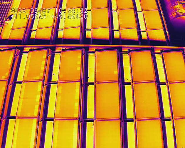 Einzelne hellere Zellen weisen auf Defekte hin, hier vermutlich infolge mechanischer Belastung.