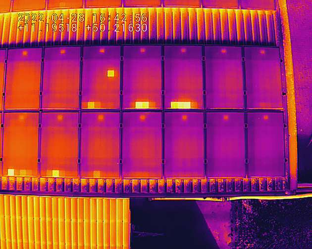 Deutliche Hotspots: Thermografische Aufnahmen machen defekte Zellen aufgrund stärkerer Wärmeentwicklung sichtbar.