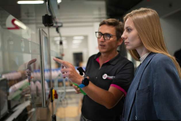 Höhere Produktivität, Kostenersparnis, verbesserte Qualität, Sicherheit und verbesserte Ergonomie sind nur einige der Vorteile, die der Schneider Electric Lexium Cobot bietet.