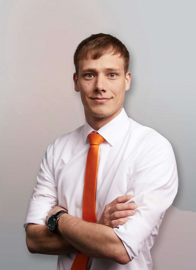 Roland Ritter, Platform Product Manager Simulation, Kuka: Als Technologie- und Industrieunternehmen beschäftigen wir uns bereits seit geraumer Zeit mit dem Thema KI, insbesondere mit Ansätzen zum Maschinellen Lernen. Durch ChatGPT hat das Thema KI in sehr kurzer Zeit eine gesellschaftliche Relevanz und Akzeptanz erreicht, die wir als große Chance wahrnehmen, um Wettbewerbsvorteile bis in die Industrie zu tragen. In der Industrie wissen wir aufgrund der jahrelangen Forschung sehr gut, was KI bereits leisten kann und was nicht. Fest steht: KI versteht die natürliche Sprache von Menschen. Da Roboter für Menschen produziert und von Menschen bedient wird, sehen wir enormes Potential in der Kombination aus KI und Automatisierung. Es gilt, erfolgreiche Business Modelle zu generieren.