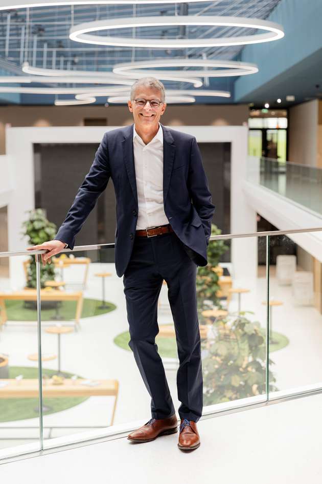 Florian Schneeberger, Chief Technology Officer, B&R: KI ist eine revolutionäre Technologie, die das Potenzial hat, die Welt der Fertigung zu verändern. Es ist jedoch wichtig zu verstehen, dass Menschen nach wie vor gebraucht werden und dass KI zur Unterstützung ihrer Tätigkeiten eingesetzt werden kann. Ein konkretes Beispiel ist der Automation Studio Copilot von B&R. Er integriert die Funktionen der generativen KI von Microsoft Azure OpenAI in die universelle Engineering-Plattform von B&R. Dieser künstlich intelligente Programmierassistent übersetzt in natürlicher Sprache eingegebene Prompts und Fragen in Maschinencode. Dadurch haben die Entwickler von Maschinenbauer Unternehmen mehr Zeit, sich auf kreative Problemlösungen und Rapid-Prototyping zu konzentrieren.