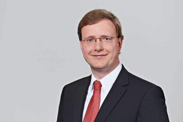 Guido Reimann, Geschäftsführer VDMA Software und Digitalisierung und Koordinator VDMA-Kompetenznetzwerk „Künstliche Intelligenz“: Diese Anwendungsfälle werden oft diskutiert, aber sie sind nicht die einzigen Möglichkeiten, um KI-Anwendungen in die Produktion oder in Produkte „hineinzubringen“. Der Technologieeinsatz (dazu zählt auch KI) soll zu einem Wettbewerbsvorteil führen. Mit diesem Blick müssen die technologischen Möglichkeiten und das Anwendungsfeld „Produktion“ betrachtet werden: Mehr Effizienz in den betrieblichen Abläufen (zum Beispiel. Assistenzlösungen für Instandhaltungs- und Reparaturvorgänge oder Optimierung der Produktionsplanung), Optimierung von Produktionsprozessen (zum Beispiel. Assistenzsysteme in der Montage oder unterstützte Parametereinstellung an Maschinen). Auch in Kombination mit anderen Technologien wie Augmented Reality oder den Möglichkeiten von generativer KI bieten sich noch größere Potenziale.