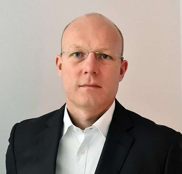 Frank Zdrallek, Sales Renewables Germany, Bachmann electronic: Automatisierung nimmt eine immer wichtigere Rolle für die Versorgungssicherheit und Netz-Stabilität ein. Das liegt unter anderem an der immer stärkeren Dezentralisierung der Energieerzeugung, die wir derzeit erleben. Die Treiber sind vor allem die rasant steigende Zahl von Wind- und Solaranlagen, die ihre Energie ins Netz einspeisen. Der Einsatz von normierten Fernwirkprotokollen oder zertifizierten Netzmessmodulen mit einer sehr hohen Genauigkeit sowie zertifizierten EZA-Reglern ist vor dem Hintergrund dieser Entwicklung für die Betreiber essentiell, um einem drohenden Netzausfall entgegenzuwirken.“