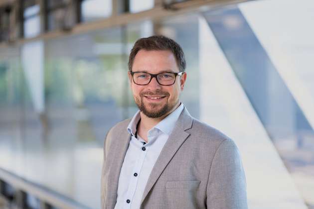 Julian Gerstner, Head of Storage, BayWa r.e.: Meiner Meinung nach sind Batteriespeicher unabdingbar für das Gelingen der Energiewende. Sie bieten Flexibilität und sorgen künftig für eine effizientere, grünere, sichere und bezahlbare Stromversorgung sowie stabile Stromnetze – das Potential der Erneuerbaren Energien wird damit voll ausgeschöpft. Eine aktuelle Studie  zeigt, dass Batteriespeicher mindestens 9 GW an Gaskraftwerken einsparen können. Die Politik muss daher schnell Planungssicherheit schaffen und rechtliche Hürden beseitigen, damit Speicher ihre volle Wirkung entfalten und am Ende auch die Endverbraucher:innen von niedrigeren Strompreisen profitieren können.“