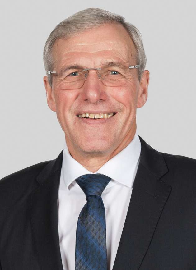 Claus-Heinrich Stahl, Präsident (B.KWK), Bundesverband Kraft-Wärme-Kopplung:„ Künftig sollen erneuerbare volatile Energien die Hauptlast der Energieversorgung tragen. Doch selbst in einem Energiesystem mit 100 Prozent Erneuerbaren wird weiterhin Bedarf an steuerbarer Erzeugungsleistung bestehen. Das erfordert hochflexible Kraftwerkskapazitäten in signifikantem Ausmaß. Im Gegensatz zu ungekoppelten Gasturbinen mit Wirkungsgraden von etwa 40 Prozent, nutzen KWK-Kraftwerke den eingesetzten Brennstoff bis zu über 90 Prozent. Dieser Effizienzvorteil ist angesichts der Knappheit erneuerbarer Brennstoffe von hoher Bedeutung. Durch die hochflexible steuerbare KWK (maximale Vollasterzeugung in fünf Minuten) kann zudem das Netz jederzeit bedarfsgerecht mit Erzeugungsleistung gespeist werden. Das macht KWK zum Mittel der Wahl für die Versorgungsicherheit – heute und in Zukunft.“