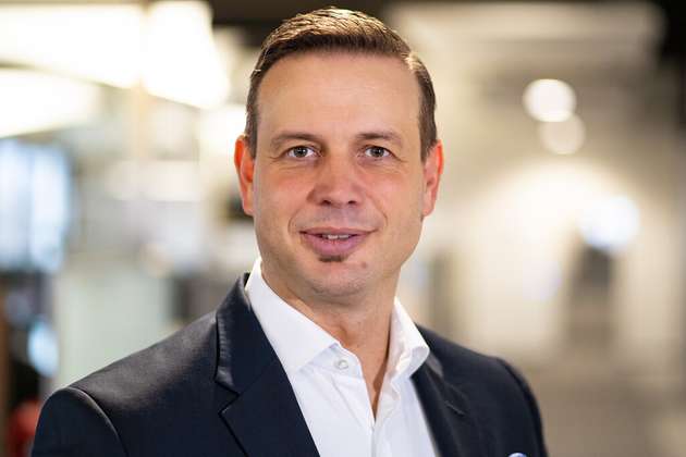 Jörn Haußen, Business Line Manager Utilities, Gisa: „Der flächendeckende Rollout intelligenter Messsysteme trägt maßgeblich zur Verbesserung der Versorgungssicherheit und Netzstabilität bei. Gisa unterstützt diesen Schritt in der Digitalisierung der Energiewende mit der Smart Energy Platform, die der IT-Dienstleister auf Basis von Robotron-Software entwickelt hat. Die Plattform erfasst sicher und durchgängig alle hochfrequente Messdaten und ermöglicht deren Weiterverarbeitung. Ein Use Case: die Netzzustandsbetrachtung, die Messdaten in einem Netzbereich mit denen aus digitalisierten Ortsnetz-Trafostationen abgleicht. In der Folge können über die Plattform bei relevanten Netzzuständen Befehle zur Steuerung an Endgeräte gesendet werden.“
