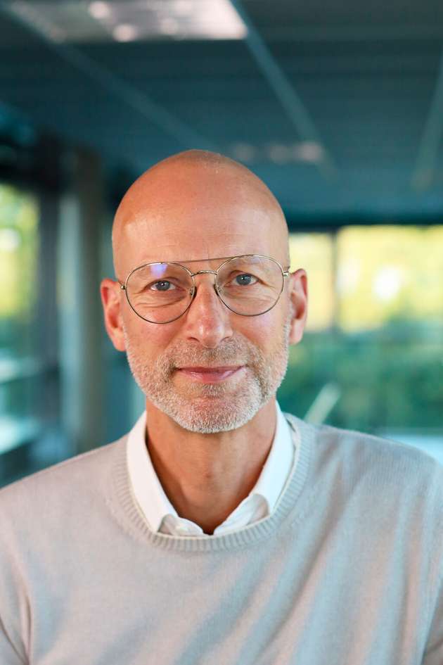 Jörn Fischer, Vertriebsleiter Deutschland, Vivavis: „Ein zentrales System für die Umsetzung der §14a – Anforderungen, zu „neudeutsch“ Smart Grid Operation Plattform (SGOP), ist aus unserer Sicht entscheidend für die Sicherstellung der Versorgungssicherheit in den Niederspannungsnetzen. Verschiedene Messsysteme sammeln Echtzeitdaten, ermöglichen die präzise Überwachung und vorausschauende Berechnungen. Künstliche Intelligenz analysiert diese Daten, prognostiziert Auslastungen und trifft automatisierte Entscheidungen zur Vermeidung von Engpässen und Ausfällen. Integration erneuerbarer Energien und dezentraler Erzeuger schafft eine effiziente Nutzung aller Ressourcen. Die Vivavis SGOP trägt maßgeblich zu einem zuverlässigen Energiesystem bei.“