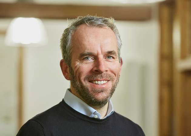 Ove Petersen, CEO, GP Joule: „Um ein Netz mit schwankender Stromerzeugung aus Wind- und Solarenergie zu stabilisieren, braucht es flexible Abnehmer und ein sehr gutes Demand-Side-Management: Elektrolyseure, um grünen Wasserstoff zu erzeugen; (Groß-)Wärmepumpen, um die Energie der Erneuerbaren in Wärmespeicher und -netze zu bringen; Batteriespeicher, um kurzfristige Schwankungen auszugleichen; sowie flexible Industrieprozesse und Anreize, Strom dann zu verbrauchen, wenn viel erzeugt wird. Gerade dem Wasserstoff kommt eine Schlüsselrolle zu: Große Mengen Energie lassen sich darin speichern, transportieren und in alle Sektoren bringen – zur Rückverstromung, für die Industrie und den Verkehr. Das sorgt für Flexibilität und Versorgungssicherheit.“