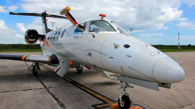 Embraer Phenom 300 mit Referenzsensorik zur Erkennung von Vereisungsbedingungen und neuen Sensortechnologien speziell für SLD-Vereisungsbedingungen:
Umfangreiche Modifikationen ermöglichen nicht nur die Unterbringung der Referenzinstrumente und der im SENS4ICE-Projekt entwickelten Sensoren, sondern auch mehrerer Kameras außen am Flugzeug sowie in der Kabine die Messdatenprozessierung und Datenaufzeichnung.