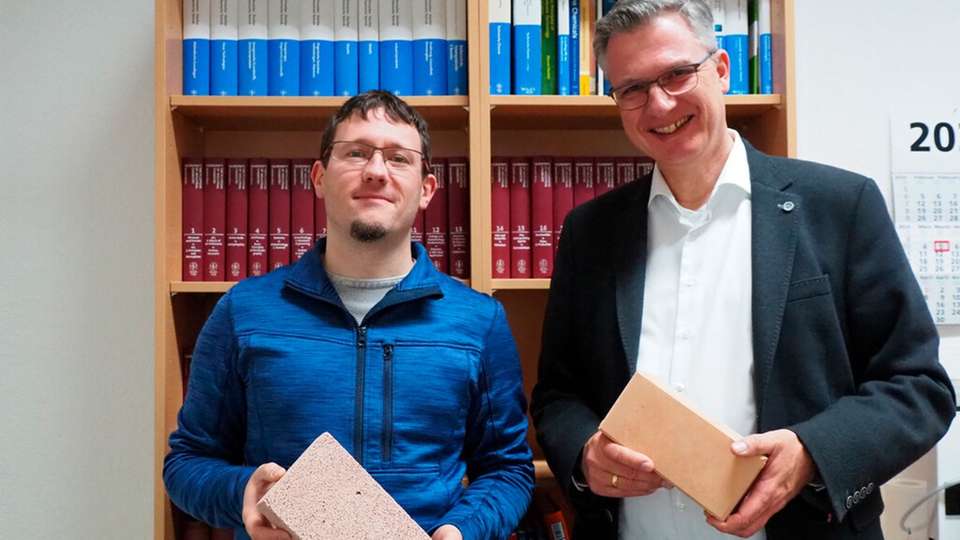 Dr. Michael Kraft und Prof. Dr. Martin Bertau mit Geopolymer-Ziegeln