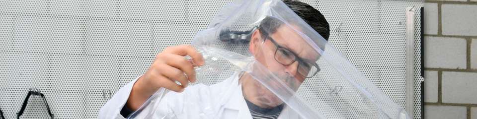 Empa-Forscher Simon Annaheim arbeitet an einer Matratze für Neugeborene.