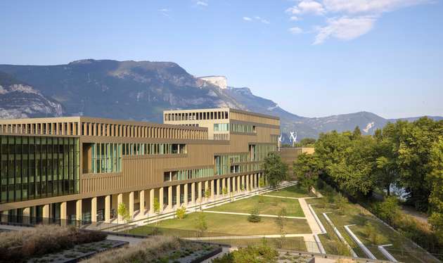 Beispiel für ein nachhaltiges Gebäude: Mit digitalen Technologien kann der Schneider Electric-Standort in Grenoble 10mal energieeffizienter als der europäische Gebäudedurchschnitt betrieben werden.